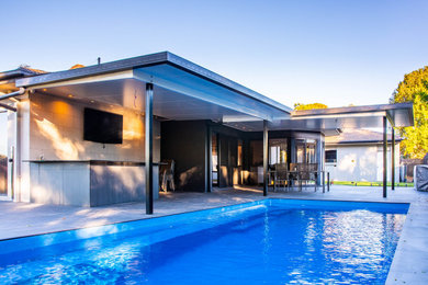 Inspiration for a modern home design in Gold Coast - Tweed.