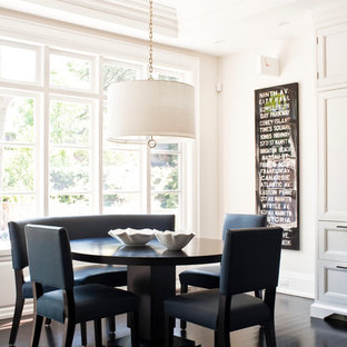 Klassisches Esszimmer mit weißer Wandfarbe, gebeiztem Holzboden und schwarzem Boden in Toronto