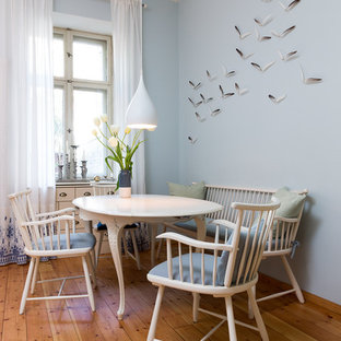 Mittelgroßes Klassisches Esszimmer mit blauer Wandfarbe, braunem Holzboden und braunem Boden in Berlin