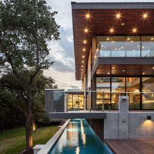 オースティンのL型コンテンポラリースタイルのおしゃれな競泳用プール (デッキ材舗装) の写真