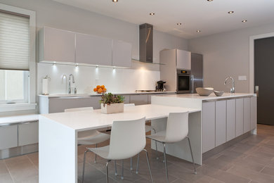 Kitchen - modern kitchen idea in Toronto