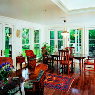 На фото: гостиные-столовые среднего размера в викторианском стиле с белыми стенами, паркетным полом среднего тона и коричневым полом без камина