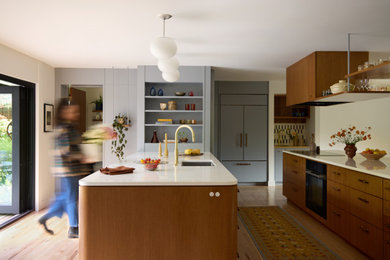 Kitchen - mid-century modern kitchen idea in Portland