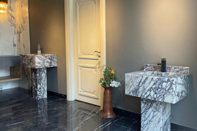 サンフランシスコにある低価格の広いミッドセンチュリースタイルのおしゃれな浴室 (壁付け型シンク、大理石の洗面台、フローティング洗面台) の写真