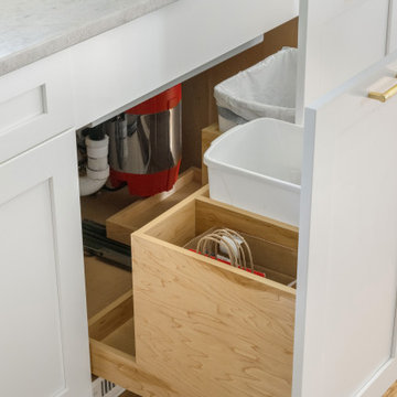 White and bright with Quartzite - Compact Kitchen