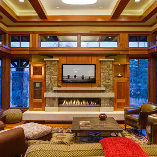 Imagen de salón de estilo americano, grande, con paredes amarillas, suelo de madera en tonos medios, chimenea lineal y televisor colgado en la pared