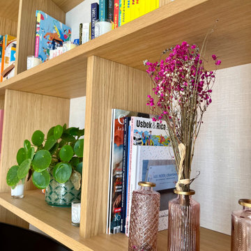 Bibliothèque sur mesure avec un bureau intégré