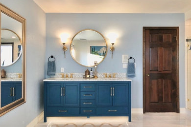 ロサンゼルスにあるお手頃価格の中くらいな地中海スタイルのおしゃれなマスターバスルーム (青いキャビネット、ドロップイン型浴槽、アルコーブ型シャワー、分離型トイレ、青いタイル、青い壁、セラミックタイルの床、アンダーカウンター洗面器、大理石の洗面台、白い床、シャワーカーテン、白い洗面カウンター、洗面台2つ、独立型洗面台) の写真