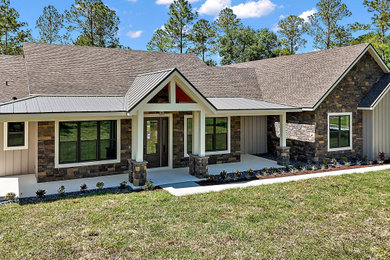 Farmhouse exterior home idea in Orlando