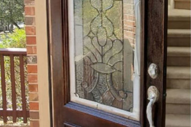 Example of a cottage entryway design in Houston