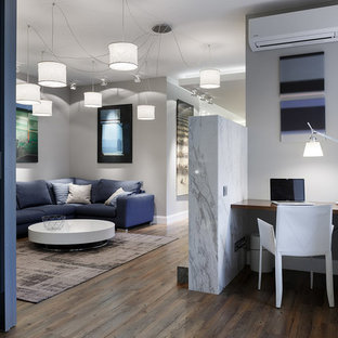 Idéer för ett mellanstort modernt allrum med öppen planlösning, med grå väggar, linoleumgolv och en inbyggd mediavägg