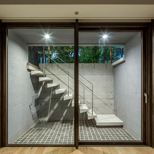 Ejemplo de sótano con ventanas contemporáneo con paredes blancas y suelo de contrachapado