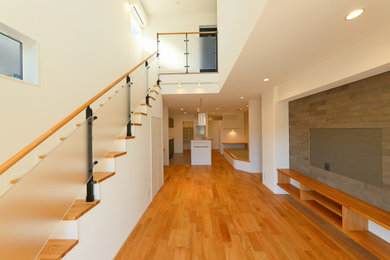 Offenes Modernes Wohnzimmer ohne Kamin mit weißer Wandfarbe, braunem Holzboden, TV-Wand, Tapetendecke und Tapetenwänden in Nagoya