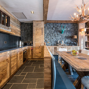 グルノーブルの中サイズのラスティックスタイルのLDKの画像 (スレートの床、標準型暖炉、木材の暖炉まわり、グレーの床)