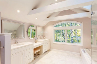 Example of a classic bathroom design in New York