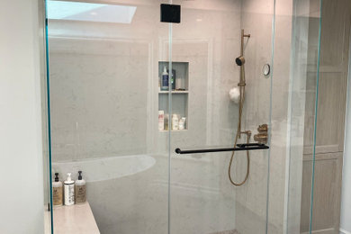 Example of a minimalist bathroom design in Los Angeles
