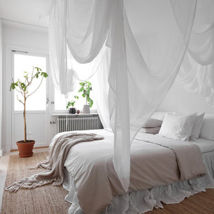 Inspiration för ett mellanstort minimalistiskt huvudsovrum, med vita väggar, ljust trägolv och beiget golv