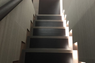 ロンドンにあるコンテンポラリースタイルのおしゃれな階段の写真