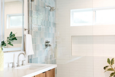 シアトルにあるミッドセンチュリースタイルのおしゃれな浴室の写真