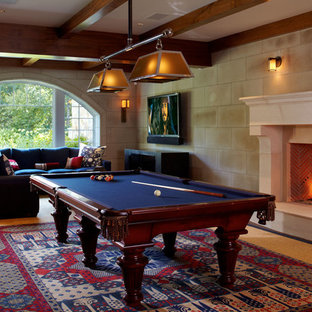 ニューヨークのトランジショナルスタイルのおしゃれな地下室 (ベージュの壁、カーペット敷き、標準型暖炉、漆喰の暖炉まわり) の写真