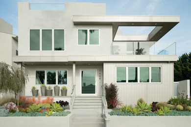 Photo of a contemporary house exterior in Los Angeles.