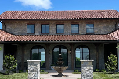 Example of an exterior home design in Kansas City