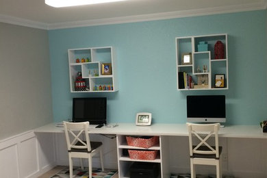 Example of a minimalist home office design in New York