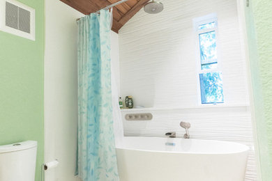 Example of a minimalist bathroom design in Portland