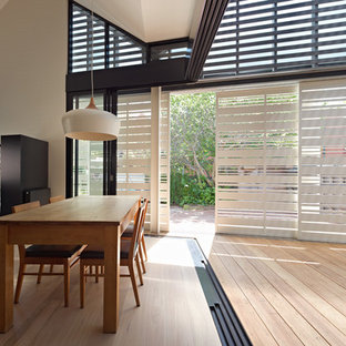 メルボルンのコンテンポラリースタイルのLDKの画像 (白い壁、淡色無垢フローリング)