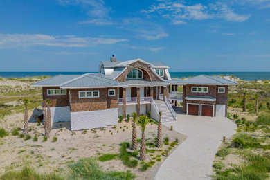 他の地域にあるビーチスタイルのおしゃれな家の外観の写真