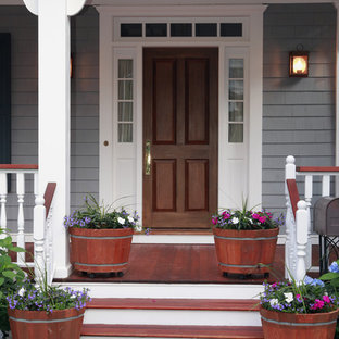 Diseño de puerta principal bohemia, de tamaño medio, con puerta simple y puerta de madera oscura