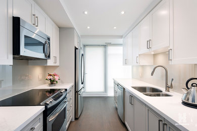Example of a trendy kitchen design in Toronto