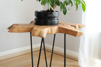 Mittelgroßes, Offenes Modernes Wohnzimmer mit grauer Wandfarbe, hellem Holzboden und Kamin in Sonstige