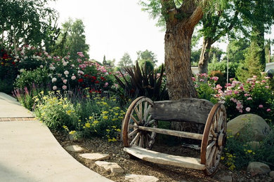 Design ideas for a traditional front yard landscaping in Los Angeles for summer.