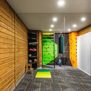 他の地域の中サイズのコンテンポラリースタイルのおしゃれな室内コート (カーペット敷き、グレーの床、茶色い壁) の写真