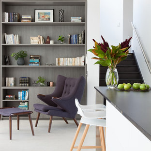 Exempel på ett mellanstort modernt allrum med öppen planlösning, med ett bibliotek, vita väggar, korkgolv och vitt golv