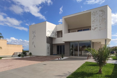 This is an example of a contemporary house exterior in Bari.