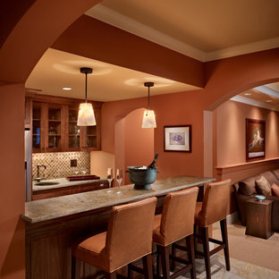 Mittelgroßes Mediterranes Wohnzimmer mit Hausbar, oranger Wandfarbe und Schieferboden in Seattle