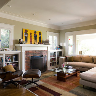 Bild på ett funkis separat vardagsrum, med en standard öppen spis och en spiselkrans i tegelsten