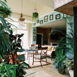 Diseño de galería mediterránea, grande, sin chimenea, con techo estándar y suelo beige