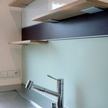 Küchenrückwand mit eingefrästen Schienen für Utensilien