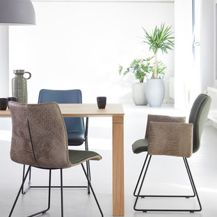 ブレーメンのモダンスタイルのLDKの画像 (白い壁、白い床)