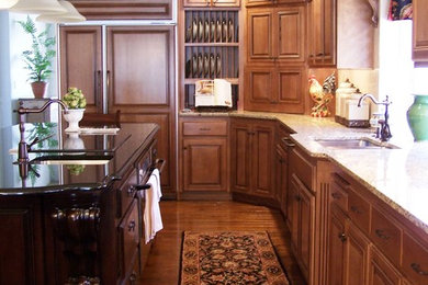 Elegant kitchen photo in Huntington