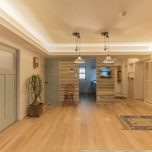 Offenes Mediterranes Wohnzimmer mit weißer Wandfarbe, gebeiztem Holzboden und beigem Boden in Tokio