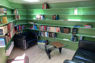 Ejemplo de despacho pequeño con paredes verdes y escritorio independiente