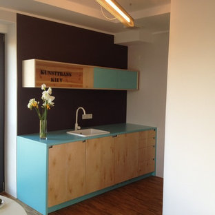 Küche und Regal aus Kunsttransportkisten