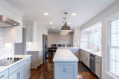 Kitchen - modern kitchen idea in New York