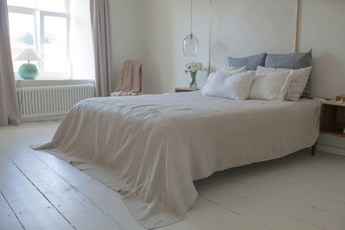 他の地域にあるラスティックスタイルのおしゃれな寝室 (白い床) のレイアウト