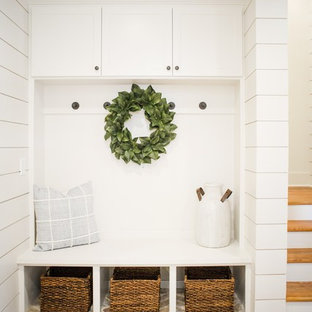 Inspiration för mellanstora klassiska hallar, med vita väggar, tegelgolv och flerfärgat golv