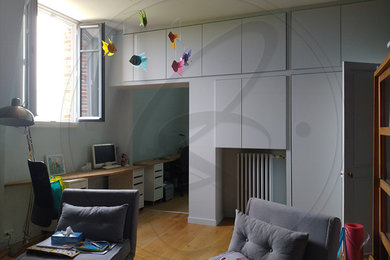 Réalisation d'un bureau nordique de taille moyenne avec un mur gris, aucune cheminée, un bureau intégré et un sol beige.